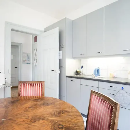 Zwei Im Jugendstilhaus Mit Garten Homestay
